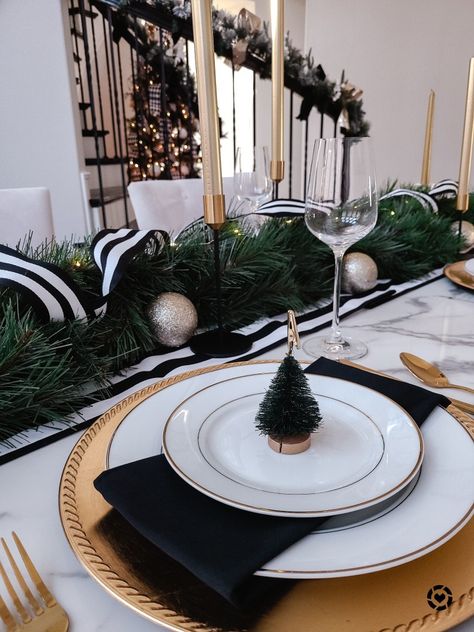 Christmas Dinner Table Ideas, Christmas Dinner Table Decorations, Dinner Table Ideas, Xmas Dinner Table, Christmas Table Setting Ideas, Dinner Table Decorations, Christmas Dinner Table Settings, Black Christmas Decorations, Christmas Table Setting