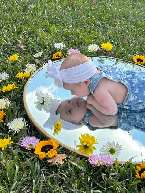 Baby Photoshoot Ideas, طفلة حديثة الولادة, Foto Kids, Baby Milestones Pictures, Monthly Pictures, Baby Fotografie, Milestone Pictures, Newborn Baby Photoshoot, Cadeau Baby Shower