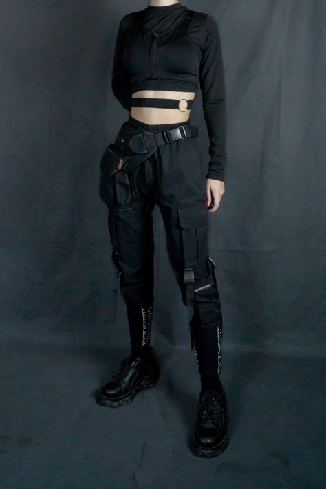 Black Techwear Pants Women, All Black Combat Outfit, Assassin Outfit Modern, Tech Wear Women Aesthetic, Street Wear Techwear, Dystopian Aesthetic Fashion, Tech Streetwear Women, Tactical Streetwear Women, Tough Outfits For Women