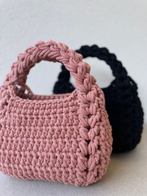 🧶 HANDMADE MINI CROCHET BAG 🍃I use the highest quality 5mm cotton cord made of OEKO-TEX STANDARD 100 certified recycled cotton yarn. OEKO-TEX STANDARD 100 guarantees that the tested and certified yarn does not contain any harmful substances that are a danger to human health and environment. 📌 You can choose the color of the crochet bag, text me if you want a better photo of the cord color 🌈 📏 DIMENSIONS *Height: 22cm * Height with bag handle: 32-33 cm *Width: 28cm 1hr Crochet Projects, Crochet Bag Tutorials Videos, Handmade Bags Crochet, Mini Crochet Bag, Texture Crochet, Tote Crochet, Granny Square Haken, Crochet Necklace Pattern, Bag Knitting