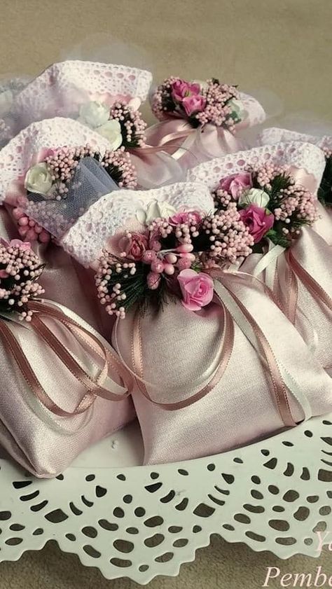 Trousseau Packing, Wedding Gift Pack, Wedding Favors And Gifts, Decorated Gift Bags, Bridal Gift Wrapping Ideas, Wedding Gifts Packaging, Wedding Gift Wrapping, Creative Gift Wrapping, Potli Bags