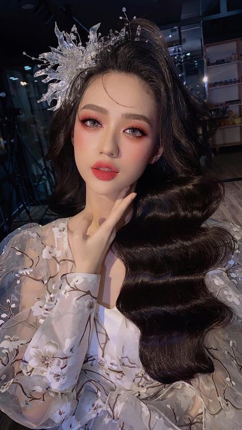 Chinese Bridal Makeup, Photoshoot Gown, Crown Makeup, Asian Bridal Makeup, Korean Makeup Look, Wedding Hair Half, Ethereal Dress, Fancy Wedding Dresses, Hair Arrange