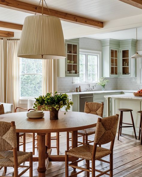 New England Interior, Modern Beach Home, Style Dining Room, New England Style, French Bistro, England Style, Dining Nook, Home Room Design, Breakfast Room