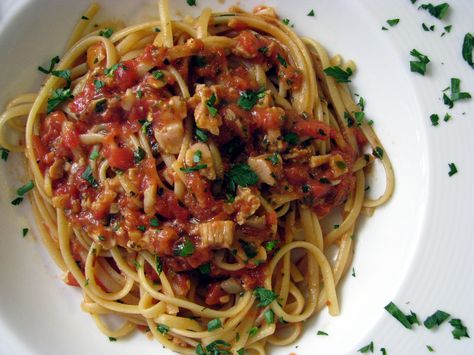 Linguini With Clam, Linguini With Clam Sauce, Red Clam Sauce, Fresh Herb Salad, Clam Sauce, Herb Salad, Spicy Dishes, Tasty Kitchen, Low Carbs