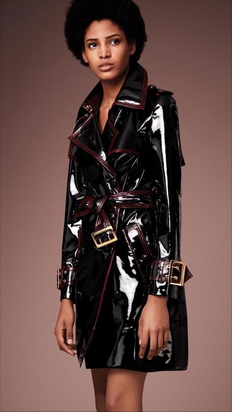 Burberry Patent Leather Trench Coat Alien Fashion, Burberry Trenchcoat, Raincoat Fashion, Black Raincoat, Vinyl Fashion, Black Trench Coat, Branded Clothes, Plastic Raincoat, Vinyl Clothing