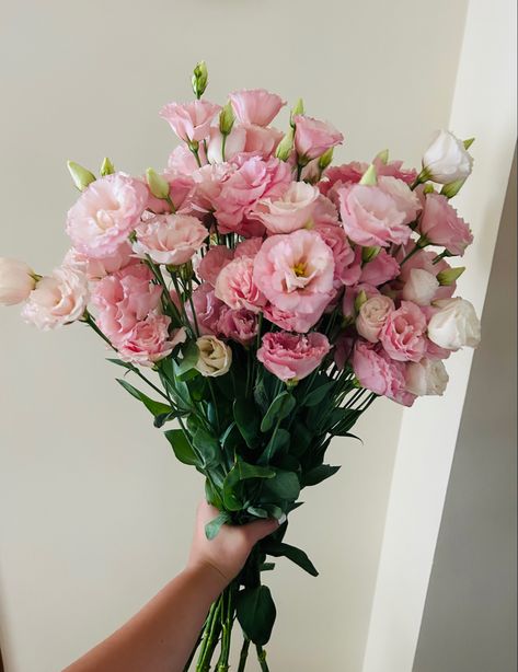 #lisianthus #flowers #beautiful #pink #aesthetic Lisianthus Wedding Bouquet, Beautiful Pink Aesthetic, Lisianthus Bouquet, Lisianthus Flowers, Flower Identification, Boquette Flowers, Cut Flower Garden, Flowers Beautiful, Flower Therapy