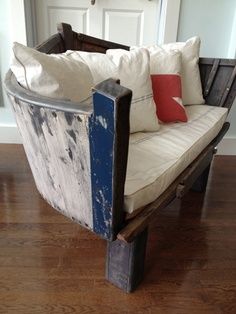 Boat decor?! An absolute must! 6 stunning upcycles you've got to see! Boot Decor, Strand Decor, Koti Diy, Deco Marine, Boat Decor, Old Boats, Lake House Decor, Nautical Home, Decor Minimalist