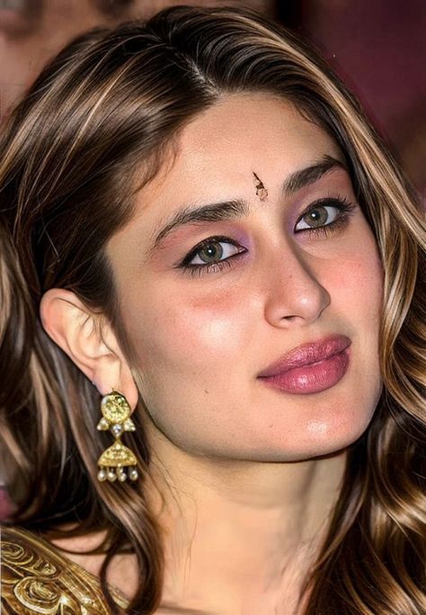 #kareenakapoorkhan Kareena Kapoor Eye Makeup, Kareena Kapoor Makeup, Kareena Kapoor 90s, Shreya Saran Hot, Karina Kapoor, Indian Makeup Looks, Poonam Dhillon, Kareena Kapoor Pics, Rani Mukherjee