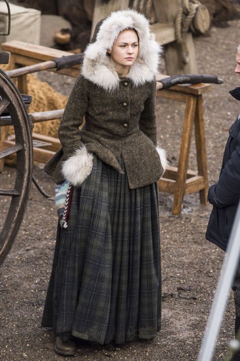 BTS - Sophie as Bree in her mother's coat. Steven Cree, Outlander Style, Sophie Skelton, Outlander Costumes, Outlander Season 4, Drums Of Autumn, Outlander Book Series, Behind The Scenes Photos, 18th Century Costume