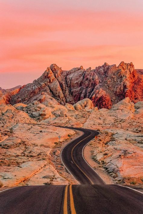 11 Best Places In Nevada To Visit - Hand Luggage Only - Travel, Food & Photography Blog Wild West Road Trip, Southwest Scenery, Adventurous Aesthetic, Arizona Pictures, West America, American Roadtrip, Mexico Desert, Aesthetic Adventure, Dreamy Destinations