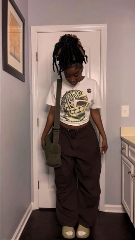 Earthy Pants Outfits, Brown Pants Outfit Streetwear, Vintage Pants Outfit Woman, Black Women Thrifted Outfits, Black Teen Girl Streetwear, Lucky Daye Concert Outfit, Baggy Clothes Black Women, Ytk Fashion Outfits, Spiritual Fashion Boho Style