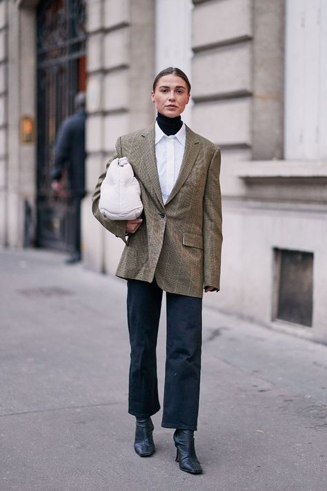 Paris fashion week street style fall 2019 Mode Dope, Emerging Designers Fashion, Pullover Outfit, Paris Fashion Week Street Style, Looks Street Style, Outfit Trends, The Best Street Style, Autumn Street Style, Best Street Style