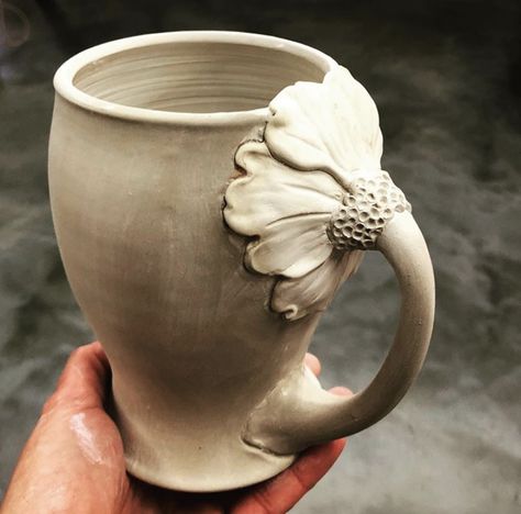 Decorating Ceramic Mugs, Ceramic Lily Flower, Mug Ceramics Ideas, Flower Handle Mug, Ceramic Mug Handles Design, Flower Mugs Pottery, Clay Stuff To Make, Greenware Ceramics, Ceramics Mug Ideas