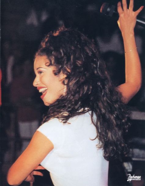 Selena Quintanilla Perez  ... i always loved her hair. Selena Quintanilla Outfits, Selena Quintanilla Fashion, Edie Sedgwick, Selena Q, Tejano Music, Selena Quintanilla Perez, 90s Fashion Grunge, 90s Hairstyles, Don Juan