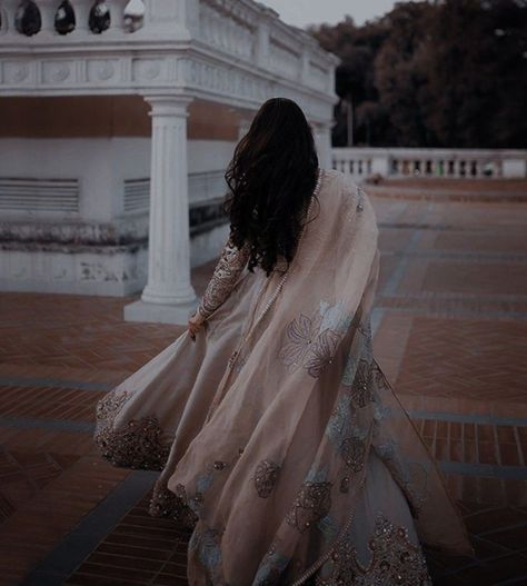 South Asian Aesthetic, Pengantin India, Desi Love, Royalty Aesthetic, Royal Aesthetic, Casual Indian Fashion, Desi Fashion Casual, Indian Photoshoot, Desi Wedding