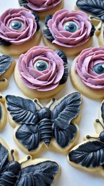 Fall Desserts Decorations, Spooky Cookies Halloween Desserts, Moth Cake Ideas, Halloween Eye Cupcakes, Goth Cookies Decorated, Halloween Dessert Decorations, Vintage Halloween Cookies, Cute Halloween Baking Ideas, Elegant Halloween Cake