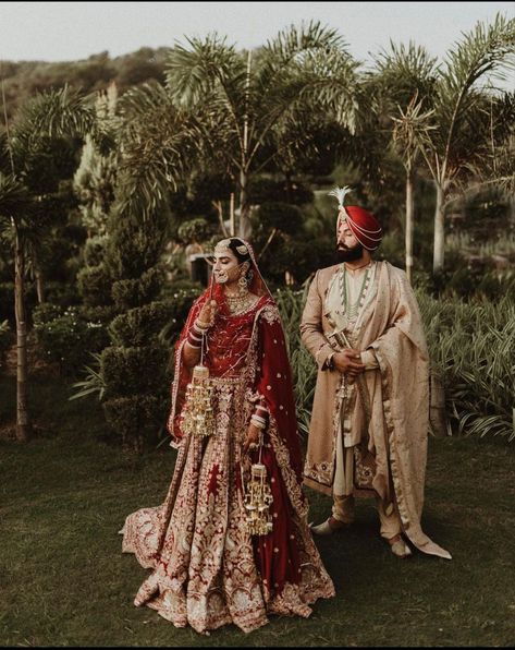 Royal Punjabi Bridal Look, Sikh Couple, Tarsem Jassar, Sikh Wedding Photography, Indian Wedding Pictures, Bride Groom Photoshoot, Anand Karaj, Bride Photos Poses, Groom Photoshoot