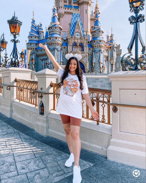 Disneyland Oversized Shirt Outfit, Disneyland Outfits Biker Shorts, Outfits To Wear To Disneyland Summer, Disney Outfits Women Leggings, Large Shirt Biker Shorts Outfit, Magic Kingdom Outfit Plus Size, Biker Short Disney Outfit, Disney Outfits Biker Shorts, Magic Kingdom Outfit Summer