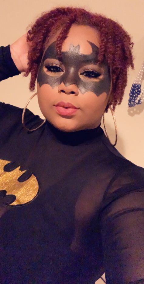 Batman / bat girl makeup Batgirl Makeup Ideas, Batman Eye Black Softball, Batman Makeup Halloween, Batman Makeup Ideas, Batman Costume Girl, Bat Girl Makeup, Batman Girl Costume, Diy Catwoman Costume, Bat Girl Costume