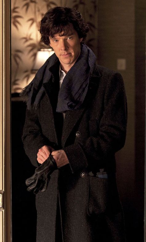 I love everything about this picture. Now I really want a blue scarf and leather gloves (because I already own a long wool black coat) Sherlock Coat, Ragnor Fell, Sherlock Season 3, Lara Pulver, Sherlock Cumberbatch, Benedict Sherlock, Mrs Hudson, Sherlock Holmes Bbc, Sherlock 3