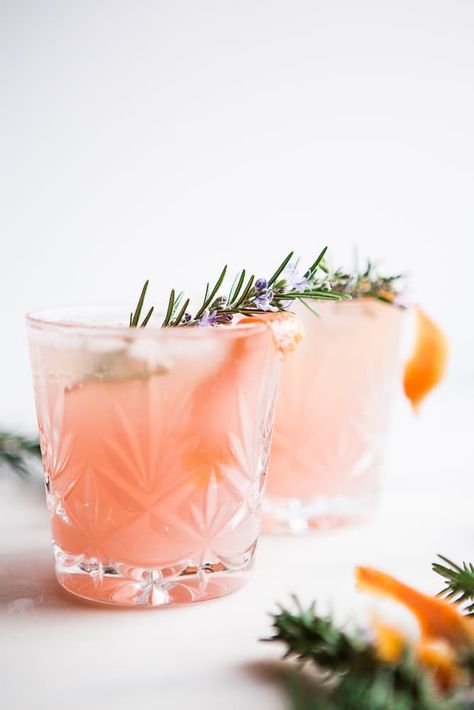 Warm and woodsy, with a little prosecco sparkle and a splash of citrusy brightness, this cardamom & grapefruit gin fizz cocktail recipe is winter sunshine in a glass. Pims Cocktail, Gin Tonic Recetas, Prosecco Cocktail Recipes, Best Gin Cocktails, Gin Fizz Cocktail, Festive Holiday Drinks, Infused Gin, Sparkling Cocktail, Gin Recipes