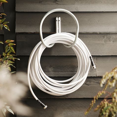 Choosing the right garden hose that isn't prone to leaks or kinks can make watering your lawn and garden a lot less frustrating. We put together a basic guide that will help you choose the perfect garden hose for your yard or garden. Mobile Home Exterior Paint, Crinum Lily, Spanish Landscape, Sunken Patio, Tranquil Bathroom, Online Landscape Design, Patio Gardens, Outdoor Living Furniture, Hose Holder