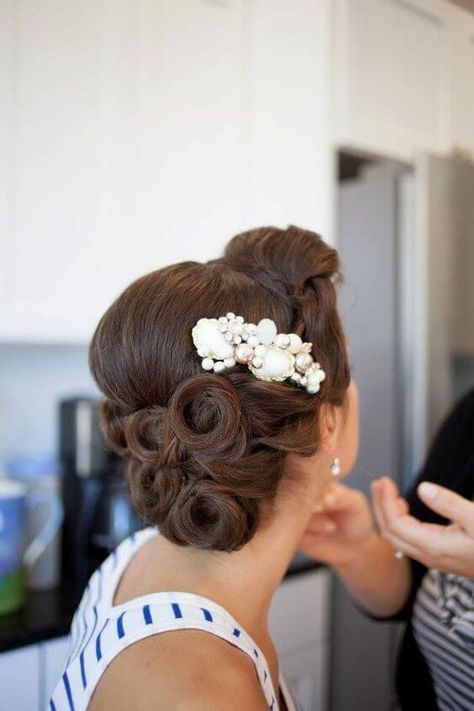 21 Vintage Wedding Hairstyles that Embody Elegance | weddingsonline Hairstyles Retro, Cabelo Ombre Hair, Vintage Wedding Hairstyles, Fish Hair, Glam Hairstyles, Vintage Updo, Retro Wedding Hair, Waterfall Wedding, Retro Hair