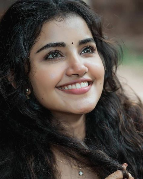 Anupama Parameswaran Cute Face, Anupama Parameswaran, Most Handsome Actors, Face Sketch, Cute Face, Couple Photography Poses, Dark Beauty, Instagram Pictures, Beautiful Images