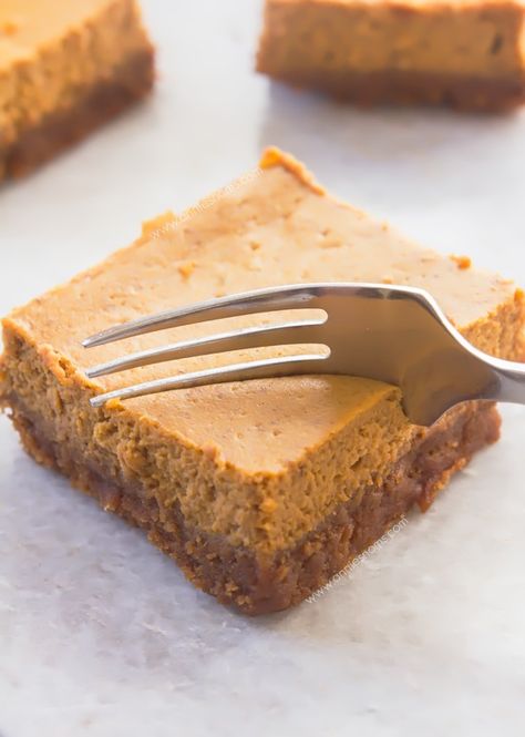 Pumpkin Cheesecake Bars with Biscoff Cookie Crust - These Pumpkin Cheesecake Bars have a sweet, spicy, soft filling and are married with the most amazing Biscoff Cookie Crust! Cheesecake Biscoff, Biscoff Crust, Pumpkin Cheesecake Bars, Biscoff Cookies, Raspberry Smoothie, Pumpkin Caramel, Banana Slice, Cookie Crust, Cheesecake Bars