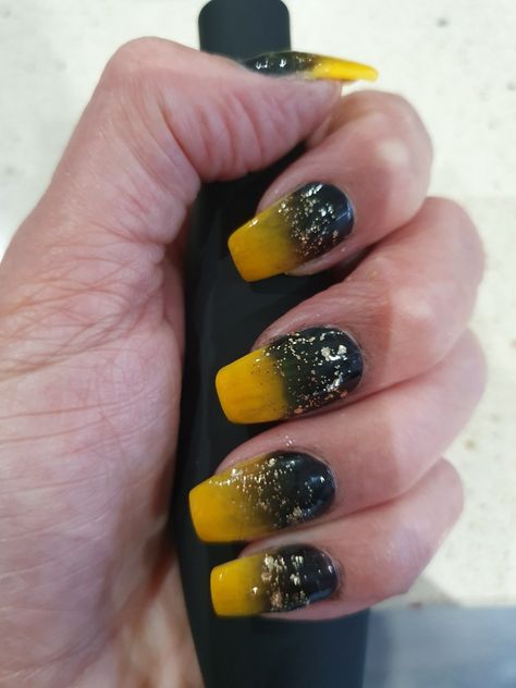 Hufflepuff Inspired Nails, Harry Potter Nails Designs Hufflepuff, Hufflepuff Nail Art, Hufflepuff Nails, Hp Nails, Yellow And Black Nails, Steelers Nails, Harry Potter Nails Designs, Potter Nails