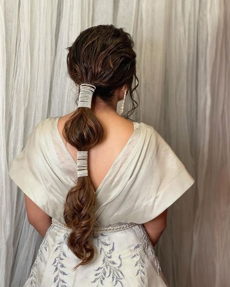 Hair Style On Saree, Hair Style Vedio, Bridal Hair Buns, Indian Bridal Hairstyles, Long Hair Wedding Styles, Front Hair Styles, Hair Trend, Bridal Hairstyles, Hair Up Styles