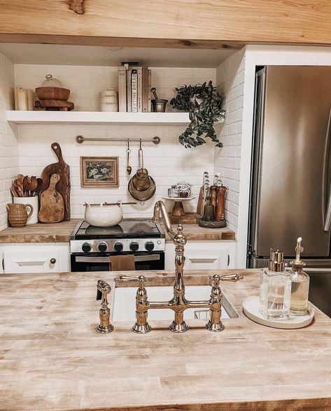 27 RV Backsplash Ideas for Your Camper's Kitchen and Bathroom Class A Remodel, Rv Backsplash Ideas, Diy Countertop Ideas, Class C Rv Remodel, Rv Backsplash, Rv Remodel Ideas, Traditional Backsplash, Plywood Countertop, Diy Countertop