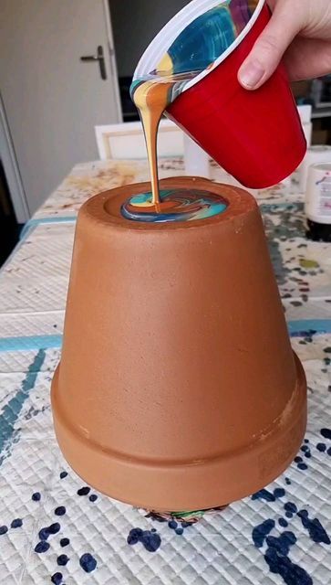 Drip Paint Flower Pot, Clay Pot Diy Paint, Painted Pots Diy Ideas, Clay Pot Painting Ideas, Plant Pot Painting, Painting Flower Pots, Upcycle Jars, Daily Smoothie, Clay Plant Pots