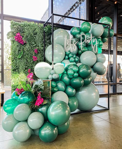 Emerald Balloon Garland, Balloons Over Table, Trunk Party Decorations, Birthday Balloon Wall, Balloons Wall, Trunk Party, Balloon Bouquet Diy, 40th Birthday Party Decorations, Deco Ballon