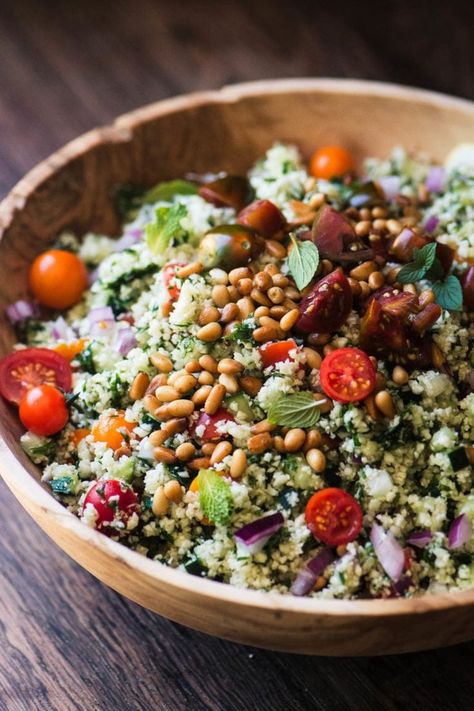 cauliflower rice tabbouleh in a wooden bowl topped with toasted pine nuts Whole Food Vegan, Wheat Salad, Cauliflower Tabbouleh, Cracked Wheat, Rice Recipes For Dinner, Salad Easy, Toasted Pine Nuts, Vegan Salad, Idee Pasto Sano