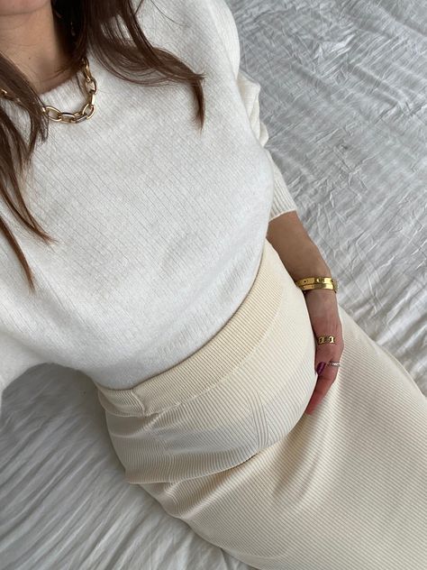 Pregnant woman aesthetic Beige Dress Pregnant, Beige Pregnant Outfit, Pregnant Lady Aesthetic, How To Sit During Pregnancy, Old Money Aesthetic Pregnant, Sitting Poses, Beige Outfit, Pregnancy Outfits, Outfits Aesthetic