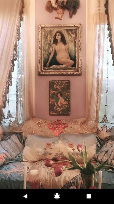 Sirencore Bedroom, Vintage Glamour Bedroom, Pink Vintage Room, Ethereal Interior, Ethereal Room, Vintage Room Divider, Feminine Room, Chambre Inspo, Deco Studio