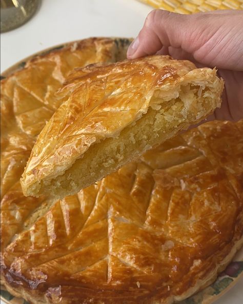 Easy Galette des Rois with Frangipane - French 3 Kings Tarte - Gallete Des Rois, Vol Au Vent Recipe, Frangipane Galette, Kings Cake, Galette Des Rois Recipe, Pastries Recipes, French Heritage, Puff Pastry Crust, Frangipane Tart