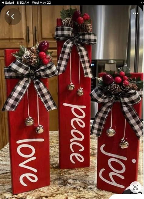 Outside Farmhouse Christmas Decor, Christmas Decorations On A Budget, Easy Diy Christmas Decorations, Decorations On A Budget, Diy Christmas Wreaths Ideas, Christmas Craft Show, Christmas Wreaths Ideas, Wooden Christmas Crafts, Christmas Crafts To Sell