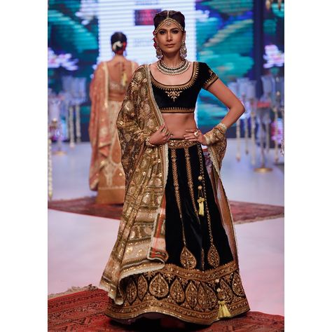 Umang Hutheesing on Instagram: “Bringing to you our Emerald green velvet lehenga set hand crafted with Marodi embroidery. The ensemble is paired with a delicate tissue…” Umang Hutheesing, Green Velvet Lehenga, Marodi Embroidery, Lehenga Inspiration, Velvet Lehenga, Emerald Green Velvet, Wedding Saree, Green Velvet, Emerald Green