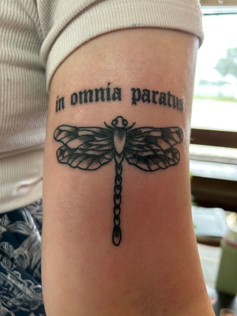 bicep tattoo with dragonfly and “in omnia paratus” text in gothic font Mother Daughter Gilmore Girls Tattoos, Big Dragonfly Tattoo, Gilmore Tattoo, Traditional Dragonfly Tattoo, In Omnia Paratus Tattoo, Gilmore Girls Tattoo, Person Tattoo, Dragonfly Tattoos, In Omnia Paratus