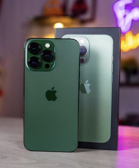 Iphone 13 Green Aesthetic, Iphone 13 Green, Iphone Gifts, Free Iphone Giveaway, Get Free Iphone, Iphone Colors, Iphone Life, Green Iphone, Iphone Obsession