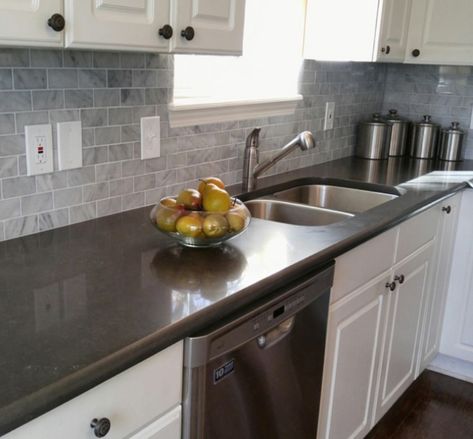 Dark Grey Quartz Countertops Kitchen, Dark Gray Countertops Kitchen, Gray Quartz Kitchen Countertops, Small Black Kitchen Ideas, Grey Quartz Countertops Kitchen, Small Black Kitchen, Kitchen Top Quartz, Formica Kitchen Countertops, Gray Kitchen Countertops