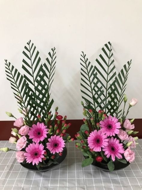 Flowers Arrangements Ideas, Green Community, Valentine Flower Arrangements, Floral Art Arrangements, Tropical Floral Arrangements, Tropical Flower Arrangements, Altar Flowers, Large Flower Arrangements, Church Flower Arrangements