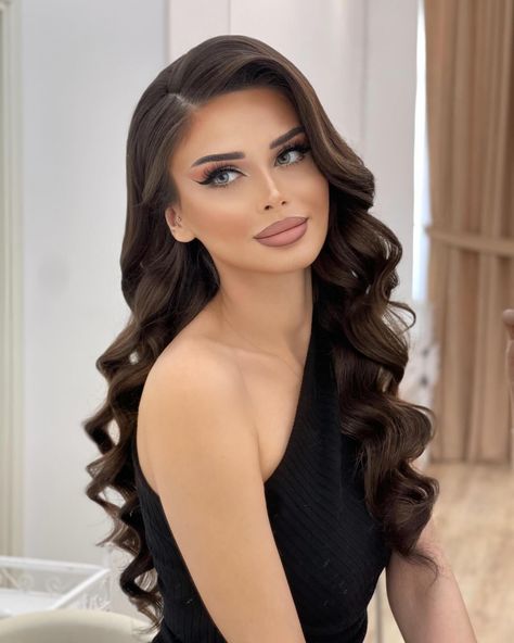 Instagram Hair With Curls At The End, Volume Hair Curls, One Sided Hairstyle Wedding, Hairstyles On The Side, Side Part Wedding Hairstyles, Classy Wedding Hairstyles, Side Hairstyles Wedding, Hairstyles For Off The Shoulder Dress, Hair For Engagement