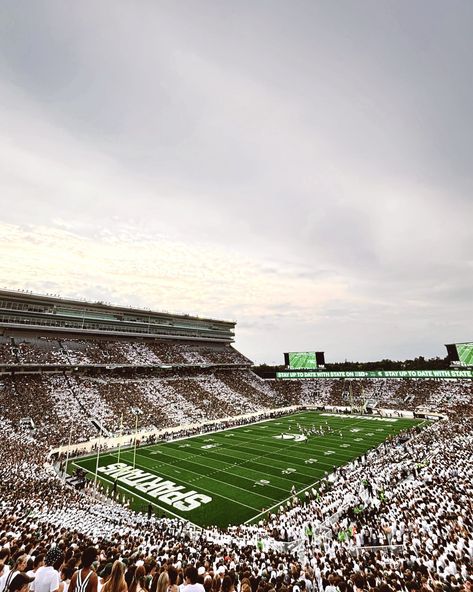 Michigan State Aesthetic, Michigan State Football, Dream College, Board Inspiration, Vision Board Inspiration, Michigan State University, Michigan State, State University, Michigan