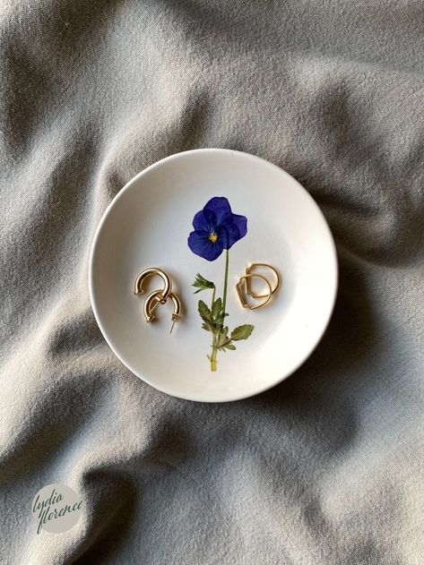 A beautiful ceramic trinket dish, adorned with a real pressed pansy, hand-picked and pressed in my garden studio. Flower Trinket Dish, Ceramic Trinket Dish, Garden Studio, Jewelry Dish, Pressed Flower, Gifts For Nature Lovers, Forget Me Not, Ring Dish, Trinket Dish