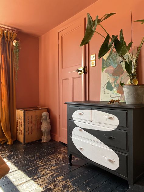 Ceiling Painted, Monochromatic Room, Debra Messing, Piano Room, Wood Cladding, Large Artwork, White Ceiling, Pink Room, Room Paint