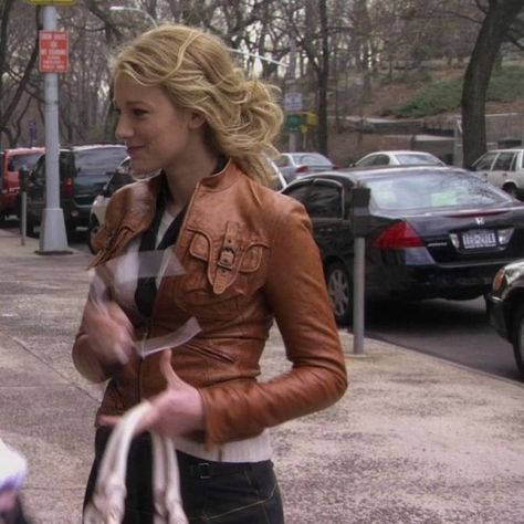 Serena Van Der Woodsen Modeling, Serena Van Der Woodsen School Outfit, Serena Van Der Woodsen Work Style, Serena Van Der Woodsen Leather Jacket, Serena Van Der Woodsen Outfits, Serena Van Der Woodsen Tips, Serena Van Der Woodsen Style, Serena Vanderwoodsen, Serena Van Der Woodsen Outfit