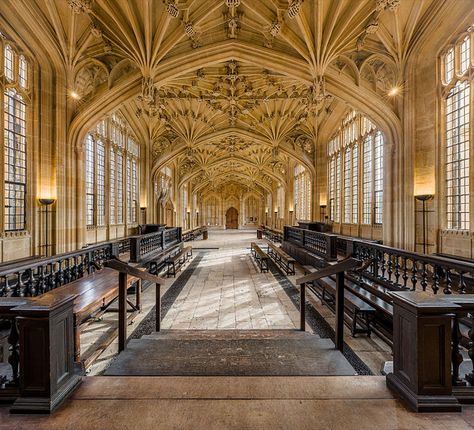 Library Oxford, Harry Potter Locations, Harry Potter Filming Locations, Hogwarts Great Hall, Hogwarts Library, Bodleian Library, Beautiful Library, Day Trips From London, Old Library